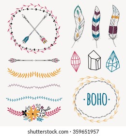 Conjunto étnico de colores vectoriales con flechas, plumas, cristales, marcos florales, bordes. Moderno estilo romántico boho. Plantillas para invitaciones, scrapbooking. Elementos de diseño hippie.