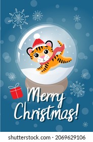 Postales de colores vectoriales con un lindo cachorro de tigre en sombrero y bufanda, corriendo en bola de invierno de cristal. Feliz Navidad en texto