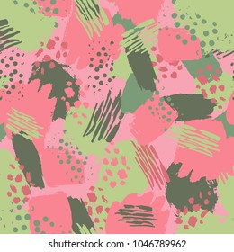 Patrón transparente vectorial con trazos y puntos de pincel. Color verde rosa sobre fondo rosado. Textura granate pintada a mano. Elementos geométricos de tinta. El estilo moderno. Inusual y niño.