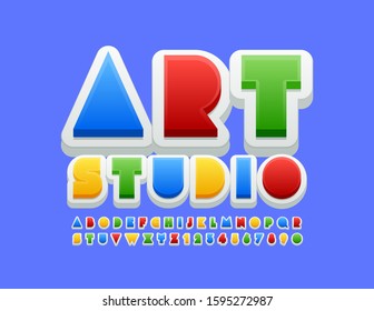 Señal de colores vectoriales Art Studio. Fuente luminosa creativa. Letras y números alfabetos para niños
