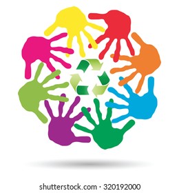 Vektorkonzept oder konzeptioneller Kreis oder Spirale bunter Handdrucke von Kindern mit einem grünen Recyclingsymbol einzeln auf weißem Hintergrund, für Ökologie, Bildung, Umwelt, Ökologie, globale Natur