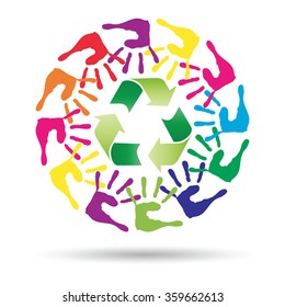Vektorkonzept oder konzeptioneller Kreis oder Spirale bunter Handdrucke von Kindern mit einem grünen Recyclingsymbol einzeln auf weißem Hintergrund, für Ökologie, Bildung, Umwelt, Ökologie, globale Natur