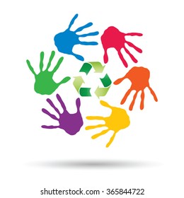 Concepto vectorial o círculo conceptual o espiral de impresiones coloreadas hechas a mano por niños con un símbolo de reciclo verde aislado en fondo blanco, para ecología, educación, medio ambiente, eco, naturaleza global