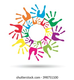 Concepto vectorial o espiral de círculo conceptual de las impresiones coloridas hechas a mano por niños aislados en fondo blanco para pintura, huella de mano, símbolo, personas, identidad, juntos, amistad, juego, diseños divertidos