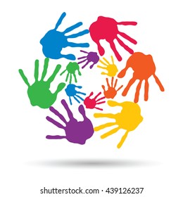 Concepto vectorial o espiral de círculo conceptual de las impresiones coloridas hechas a mano por niños aislados en fondo blanco para pintura, huella de mano, símbolo, personas, identidad, juntos, amistad, juego, diseños divertidos