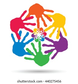 Concepto vectorial o espiral de círculo conceptual de las impresiones coloridas hechas a mano por niños aislados en fondo blanco para pintura, huella de mano, símbolo, personas, identidad, juntos, amistad, juego, diseños divertidos