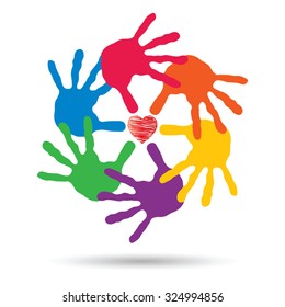 Concepto vectorial o símbolo conceptual de corazón rojo con la mano humana infantil imprime círculo espiral aislado en fondo blanco, metáfora al amor, cuidado, amistad, feliz, familia, protección, romántico o seguridad