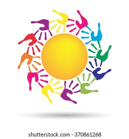 Vektor-Konzept konzeptuell gelbe, glückliche abstrakte Sonne mit Kindern handdrucken Spirale oder Kreis einzeln auf weißem Hintergrund, Metapher für Kindheit, Bildung, Sommer, Frühling, Spiel oder Freundschaft