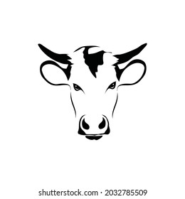 Vector de la cabeza de vaca sobre un fondo blanco. mamífero. Animales. logotipos o iconos de la cabeza de vaca. Ilustración vectorial en capas fácil de editar. En el caso de granjas de carne de vacuno o lecheras.