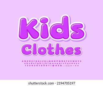 Vektorkreatives Banner Kids Kleidung. Cute violet Alphabet Letters and Numbers gesetzt. Helle, moderne Schriftart