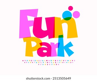 Emblema creativo Vector Fun Park. Estilo de dibujos animados Font. Conjunto de letras y números de alfabeto colorido para niños.