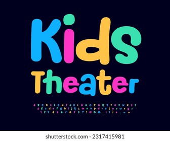 Vektorkreatives Poster Kids Theater. Spielerisch bunter Schriftart. Handgeschriebene Reihe von Alphabet-Childish-Buchstaben, -Zahlen und -Symbolen