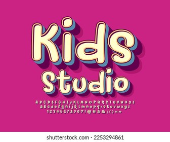 Signo creativo vectorial Kids Studio con fuente decorativa. Conjunto manuscrito de letras, números y símbolos de alfabeto