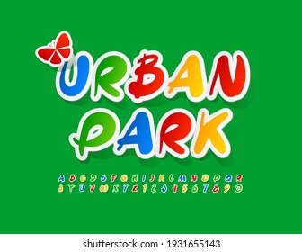 Vektorkreatives Schild Urban Park mit dekorativem Schmetterling. Helle künstlerische Schriftart. Farbige Alphabet-Buchstaben und -Zahlen