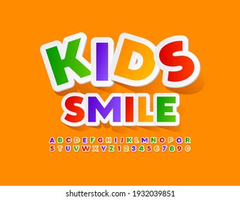 Vektorcute Karte Kinder lächeln. Heller Aufkleber Schriftart. Farbige Alphabet-Buchstaben und -Zahlen
