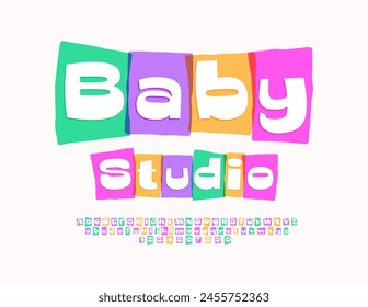 Vector lindo emblema Baby Studio. Conjunto de letras y números de alfabeto de bloques coloridos. Fuente infantil creativa