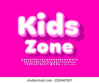Zona de niños con emblema vectorial lindo. Fuente blanca y rosa. Conjunto infantil de letras y números alfabéticos