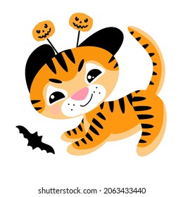El vector lindo cachorro de tigre, en Halloween las calabazas se cogen en la cabeza, caza un murciélago. Símbolo del Año Nuevo 2022, aislado en fondo blanco
