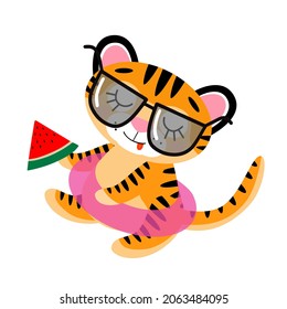 Vector lindo cachorro de tigre en gafas de sol, relajante en círculo de natación, sosteniendo sandía. Símbolo del Año Nuevo 2022, aislado en fondo blanco. Concepto de verano