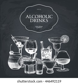 Diseño vectorial con ilustración de cócteles alcohólicos dibujados a mano. Las bebidas de época esbozan el fondo. Plantilla de bebidas retro para menú aislado en pizarra