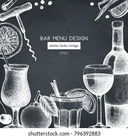 Diseño vectorial con ilustración de bebidas extraídas a mano. Las bebidas de época esbozan el fondo. Plantilla retro aislada en pizarra. Plantilla de menú restaurante o cafetería.