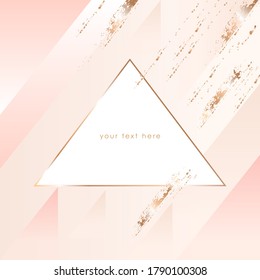 Plantilla de diseño de vectores para medios sociales, banner, tarjeta, portada, afiche. Formas de color pastel, trazos de pincel dorado y marco de triángulo dorado sobre un fondo desnudo. 