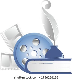 un tintero con una pluma sobre un libro azul, y detrás del libro hay una película y un carrete
