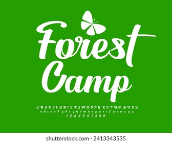 Vectorökokonzept Forest Camp.  mit dekorativem Schmetterling. Schöne kalligrafische Schriftart. Trendweiße Alphabet Buchstaben und Zahlen.