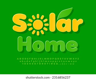 Concepto de ecología de Vector Solar Home. Letras, números y símbolos de alfabeto verde. Fuente luminosa moderna