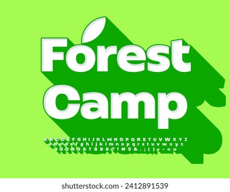 Afiche del Vector Eco Campamento Forestal. Fuente moderna con gran sombra verde. Elegante juego de letras y números de alfabeto 3D.