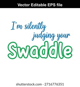 Un archivo EPS de Vector con un diseño divertido con texto azul y verde que dice 'Estoy juzgando silenciosamente a tu Swaddle', aislado sobre un fondo blanco