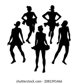 Silhouettes de bailarinas vectoras. Cinco chicas en poses de baile. Vista frontal de la gente. Mujeres jóvenes activas se divierten bailando