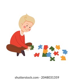 Dibujo vectorial de caricatura plana de un niño sonriente que se sienta en el suelo y resuelve un rompecabezas multicolor y piezas de diferentes formas. La ilustración está aislada en un fondo blanco.