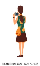 El carácter vectorial de la morena mujer viajero fotos y caminar de vacaciones. Hermosa chica caucásica aislada de fondo blanco. Turismo y viajes, excursiones y visitas turísticas