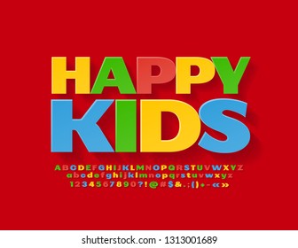 Logo de color plana vectorial Niños felices con letra. Letras, números y símbolos luminosos de alfabeto para niños