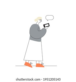 Ilustración vectorial plana de una anciana enviando mensajes de texto por teléfono.