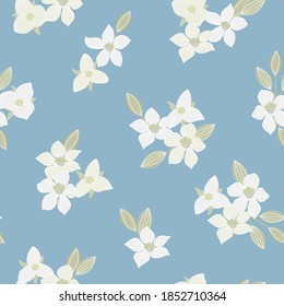 Flores vectoriales en gris blanco con hojas verdes dispuestas sobre fondo azul patrón de repetición sin problemas. Antecedentes para textiles, tarjetas, manufactura, papel pintado, envoltura de regalo y reserva de chatarra.