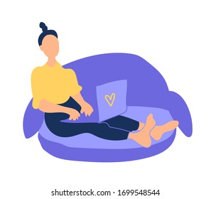 Vektorillustration Freiberufliche Mädchen am Computer bleiben zu Hause.Eine Illustration einer Person Remote-Arbeit und Training in einem Haus in Blau, Gelb-Farben flach. Design für Banner, Web, soziale Netzwerke, Verpackung.