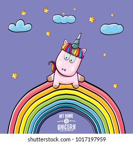 Vektor lustige Cartoon süß rosa Märchen Einhorn sitzend auf Regenbogen im Himmel mit Wolken. Mein Name ist eine einzelne Vektorgrafik. funkelnder, handgezeichneter Kinderhintergrund