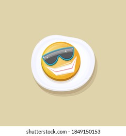 personaje de huevo frito de dibujos animados con gafas de sol aisladas en fondo gris. humeante sonriente comida matutina huevo frito. Concepto de buen día