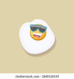 personaje de huevo frito de dibujos animados con gafas de sol aisladas en fondo gris. humeante sonriente comida matutina huevo frito. Concepto de buen día