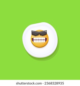 personaje de huevo frito de dibujos animados con gafas de sol aislado en fondo verde. humeante sonriente comida matutina huevo frito. Concepto de buen día
