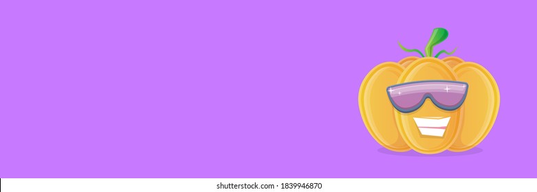 Vektorkomischer Kürbischarakter mit Sonnenbrille einzeln auf horizontalem violettem Bannerhintergrund mit Platz für Text. Funky lächelnde Herbstgemüse Charakter. Halloween-Cartoon, der Kürbis lächelt 