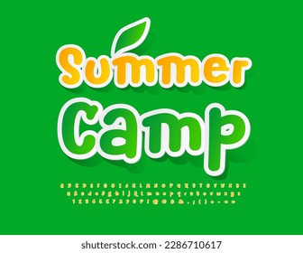 Campamento de Verano del Emblem, muy divertido con los vectores. Tipo de letra de pegatina verde. Letras, números y símbolos luminosos de alfabeto creativo