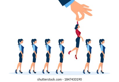 Vector de una mano gigante levantándose frente a la muchedumbre 