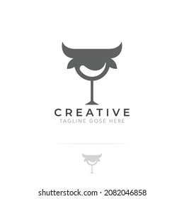 Plantilla de logotipo Vector Glass con cuerno animal 