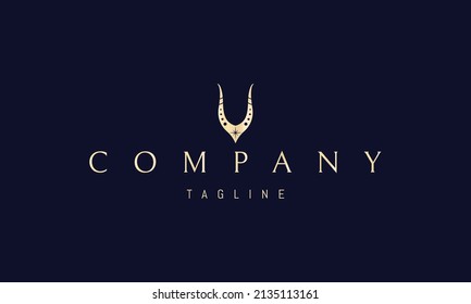 Logo de oro vectorial en el que una imagen abstracta de una herradura en forma de talismán por buena suerte.