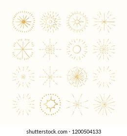 Estrellas de oro vectoriales, soles mágicos y copos de nieve. Elementos de diseño brillantes de Navidad. 