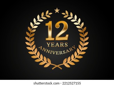 Gráfico vectorial de los antecedentes de la celebración del aniversario. Logo de 12 años de aniversario dorado con corona de laurel sobre fondo negro. Buen diseño para el evento de boda, cumpleaños, invitación, folleto, etc
