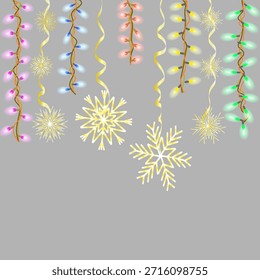 Gráficos de Vector. Guirnaldas de brillantes luces navideñas y copos de nieve dorados cuelgan sobre un fondo claro.
